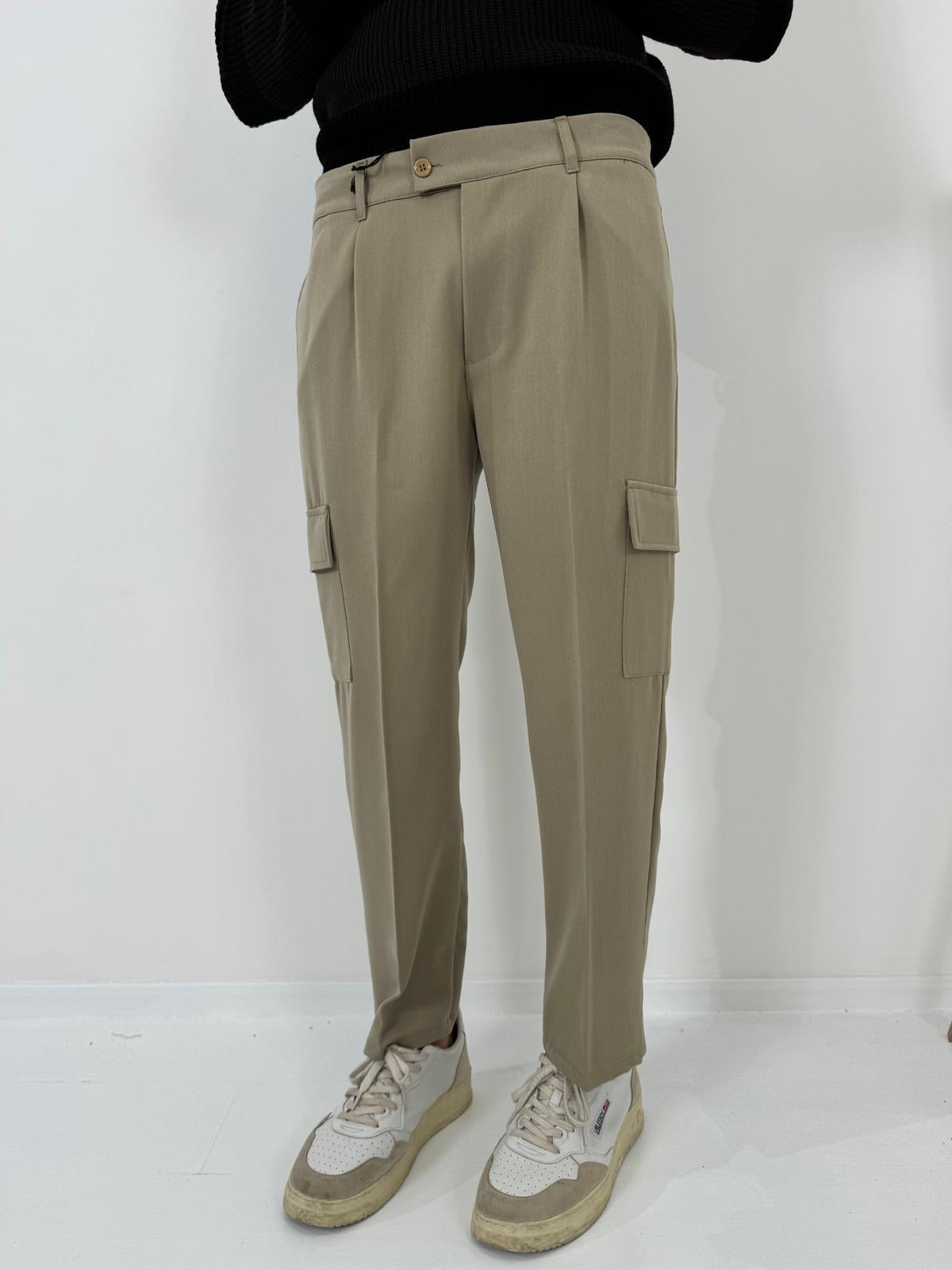 PANTALONE CON TASCONI